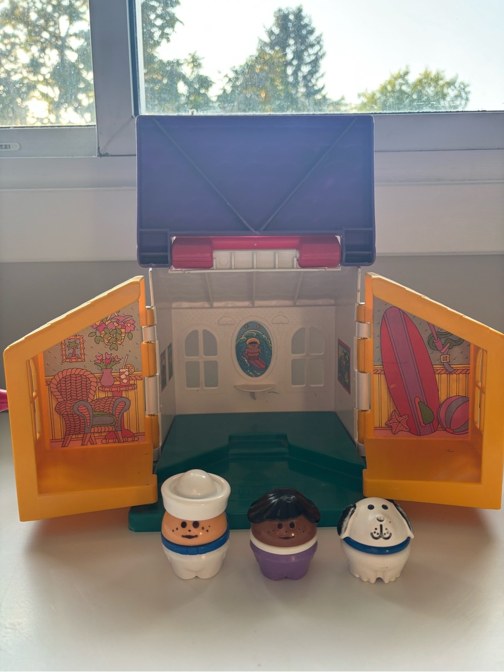 Vintage little tikes beach play house toddler toy with 3 figures